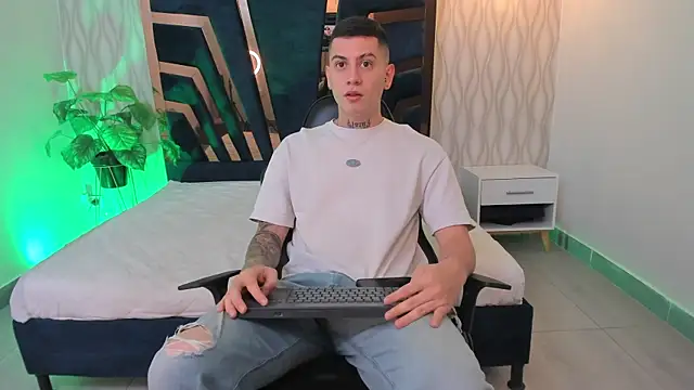 Yeiko Romero  online show from 03/15/25, 05:26