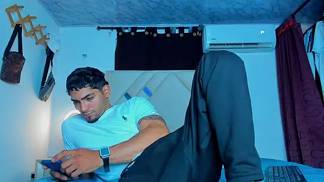 Snapshot of Rich_boy01 chatting on 01/19/25, 11:21 Rich boy01 online show from 01/19/25, 11:21