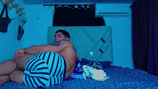 Snapshot of Rich_boy01 chatting on 02/24/25, 10:37 Rich boy01 online show from 02/24/25, 10:37