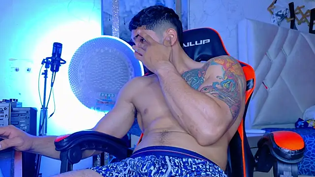 Snapshot of Rich_boy01 chatting on 11/14/25, 01:10 Rich boy01 online show from 11/14/25, 01:10