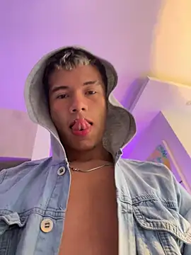 Snapshot of Logan_smith1 chatting on 02/17/25, 10:25 Logan smith1 online show from 02/17/25, 10:25