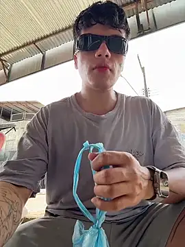 Snapshot of Logan_smith1 chatting on 11/10/25, 04:17 Logan smith1 online show from 11/10/25, 04:17