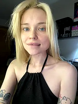 Snapshot of dollfromvenus chatting on 11/15/25, 09:32 dollfromvenus online show from 11/15/25, 09:32