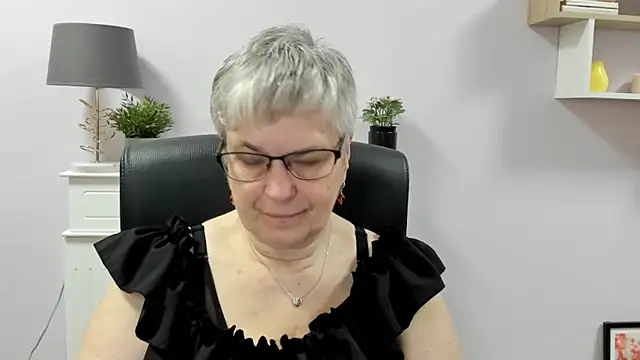 Snapshot of IrisDream chatting on 05/18/26, 06:08 IrisDream online show from 05/18/26, 06:08
