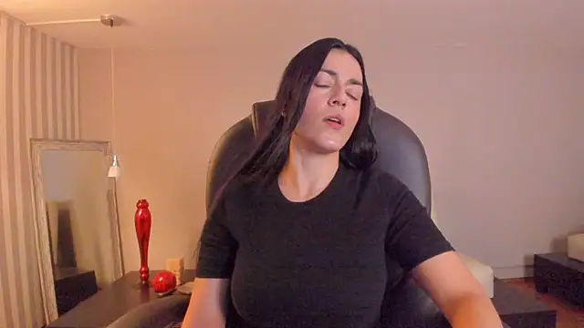 BellaClaiir online show from 12/01/25, 03:17