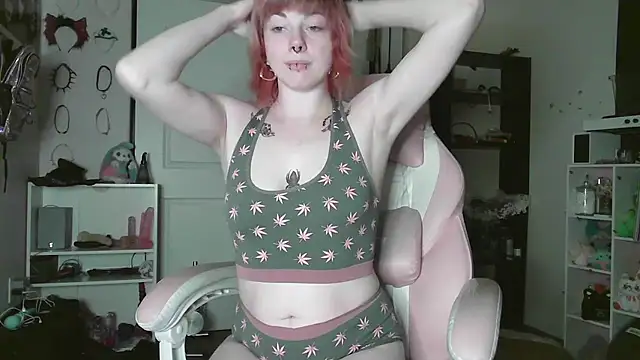 Snapshot of GoddessPinxx chatting on 05/18/26, 04:29 GoddessPinxx online show from 05/18/26, 04:29