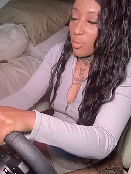 CrownedNyaries online show from 12/24/24, 02:21