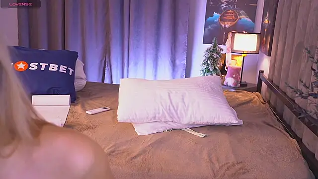 Snapshot of Tella_dream chatting on 12/18/24, 02:28 Tella dream online show from 12/18/24, 02:28