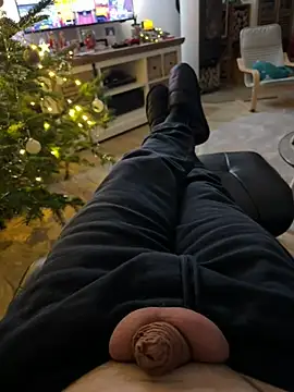 Snapshot of rundum40 chatting on 12/13/24, 04:49 rundum40 online show from 12/13/24, 04:49