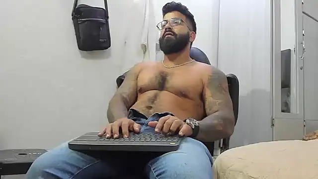 Snapshot of Lyon_vach chatting on 01/13/25, 05:01 Lyon vach online show from 01/13/25, 05:01