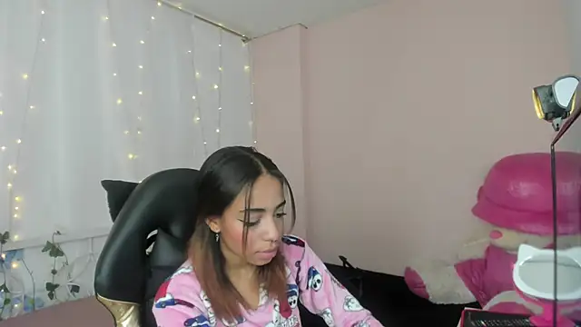 Abigail Wilson  online show from 02/05/25, 08:46