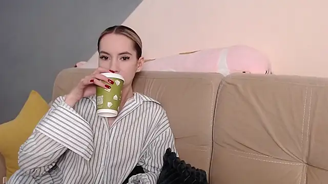 Snapshot of AmbrielHailey chatting on 10/26/25, 01:17 AmbrielHailey online show from 10/26/25, 01:17