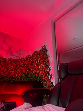 Snapshot of NINA_18_YEARS chatting on 11/14/25, 08:51 NINA 18 YEARS online show from 11/14/25, 08:51