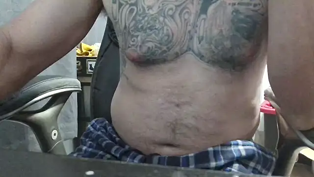 Snapshot of overaveragefreak4you chatting on 02/04/25, 08:13 overaveragefreak4you online show from 02/04/25, 08:13