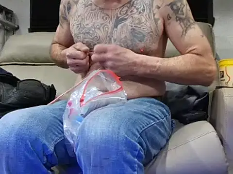 Snapshot of overaveragefreak4you chatting on 02/10/25, 01:01 overaveragefreak4you online show from 02/10/25, 01:01