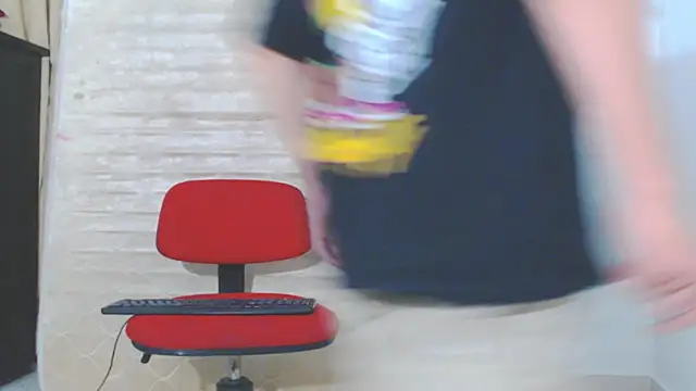 Snapshot of Keeny16 chatting on 12/04/24, 04:43 Keeny16 online show from 12/04/24, 04:43