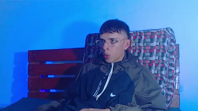 Snapshot of Keeny16 chatting on 02/25/25, 06:14 Keeny16 online show from 02/25/25, 06:14