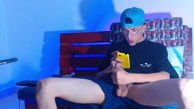 Snapshot of Keeny16 chatting on 03/04/25, 03:37 Keeny16 online show from 03/04/25, 03:37