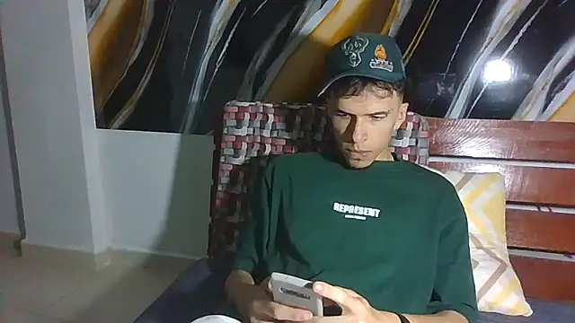 Snapshot of Keeny16 chatting on 10/20/25, 03:34 Keeny16 online show from 10/20/25, 03:34