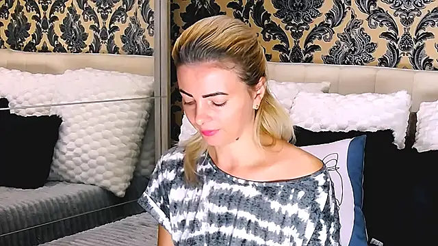 Aly girl1 online show from 10/10/25, 10:03