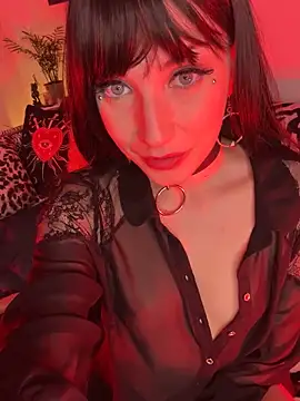 Snapshot of Sofia_Poly chatting on 11/11/25, 11:49 Sofia Poly online show from 11/11/25, 11:49