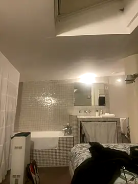 Snapshot of MaxVain chatting on 11/19/25, 08:42 MaxVain online show from 11/19/25, 08:42