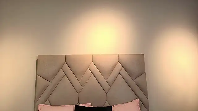 Isis Osman online show from 03/24/26, 07:41