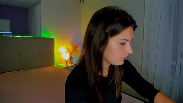 Laura Leee online show from 10/12/25, 05:06