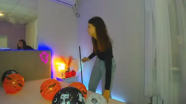 Laura Leee online show from 10/23/25, 05:29