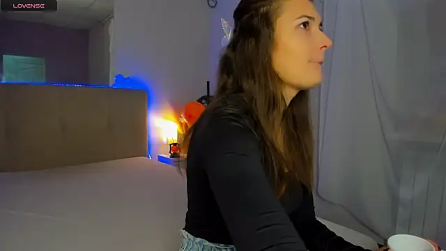 Laura Leee online show from 10/29/25, 06:26