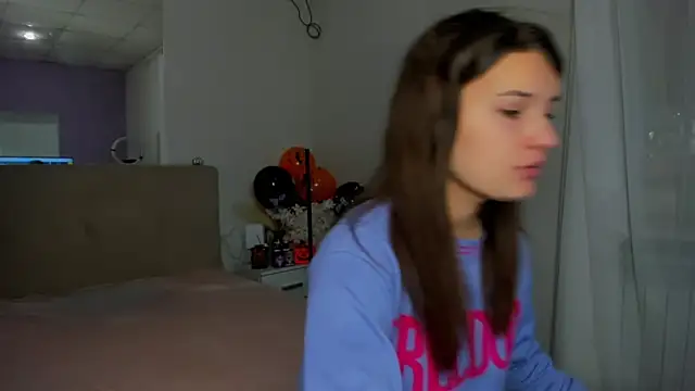 Laura Leee online show from 11/05/25, 06:02