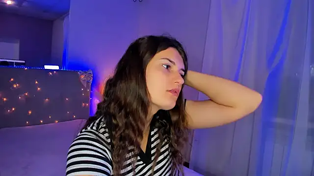 Snapshot of Laura_Leee chatting on 06/19/26, 04:50 Laura Leee online show from 06/19/26, 04:50