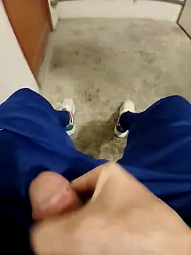 Snapshot of casper0303 chatting on 12/21/25, 10:33 casper0303 online show from 12/21/25, 10:33