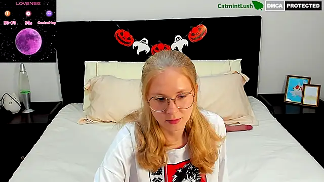 Snapshot of CatmintLush chatting on 10/18/25, 11:49 CatmintLush online show from 10/18/25, 11:49