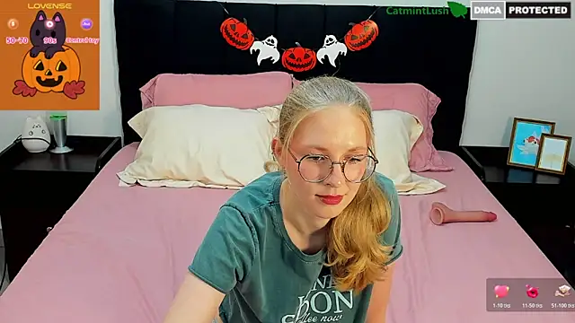 Snapshot of CatmintLush chatting on 10/19/25, 11:49 CatmintLush online show from 10/19/25, 11:49