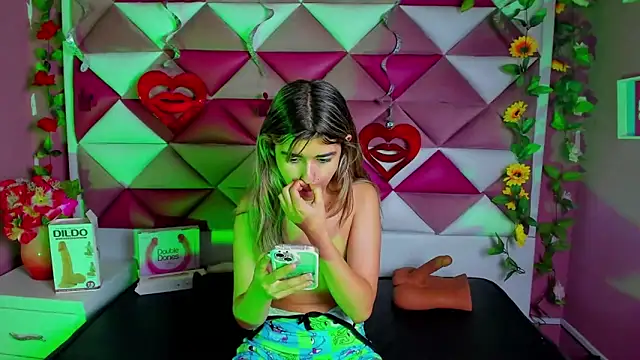 Snapshot of NahomiConnor_ chatting on 03/18/25, 12:47 NahomiConnor online show from 03/18/25, 12:47