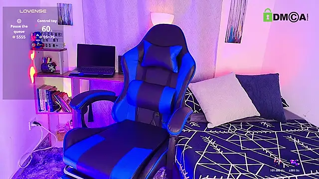 Snapshot of aron_wi chatting on 10/30/25, 10:38 aron wi online show from 10/30/25, 10:38