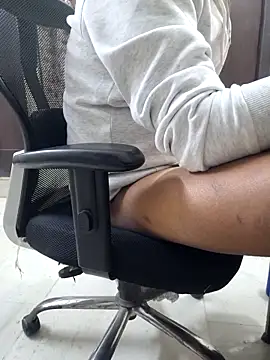 Snapshot of divyansh_hyderabadi chatting on 12/15/25, 05:06 divyansh hyderabadi online show from 12/15/25, 05:06