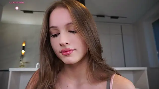 Snapshot of hecola chatting on 11/21/25, 12:15 hecola online show from 11/21/25, 12:15