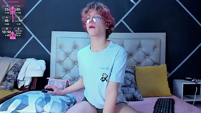 Snapshot of Max_lover1 chatting on 01/06/25, 03:51 Max lover1 online show from 01/06/25, 03:51