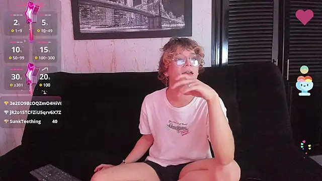 Snapshot of Max_lover1 chatting on 02/04/25, 03:26 Max lover1 online show from 02/04/25, 03:26