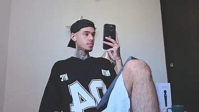 Snapshot of Saturno_v chatting on 09/20/25, 10:05 Saturno v online show from 09/20/25, 10:05