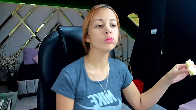 Snapshot of Paris_Petit chatting on 02/26/26, 07:57 Paris Petit online show from 02/26/26, 07:57