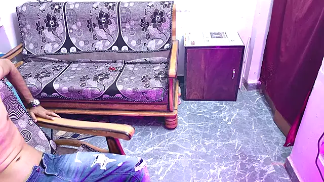 Snapshot of Habibi_big_b chatting on 10/24/25, 05:42 Habibi big b online show from 10/24/25, 05:42