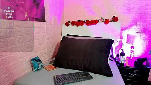 LYAA COLLINS  online show from 01/06/26, 10:30