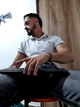 Snapshot of MAXIMUS_MASTE3 chatting on 02/01/25, 02:47 MAXIMUS MASTE3 online show from 02/01/25, 02:47