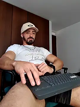 Snapshot of MAXIMUS_MASTE3 chatting on 03/19/25, 03:19 MAXIMUS MASTE3 online show from 03/19/25, 03:19