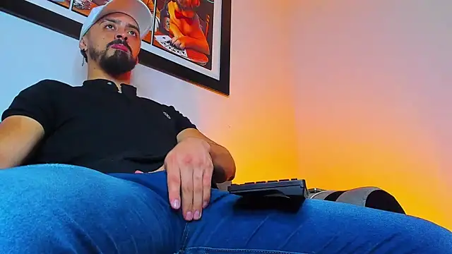 Snapshot of MAXIMUS_MASTE3 chatting on 09/24/25, 08:01 MAXIMUS MASTE3 online show from 09/24/25, 08:01