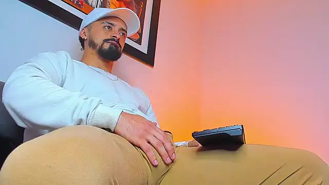 Snapshot of MAXIMUS_MASTE3 chatting on 10/06/25, 11:35 MAXIMUS MASTE3 online show from 10/06/25, 11:35