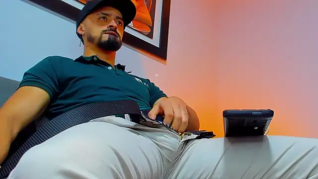 Snapshot of MAXIMUS_MASTE3 chatting on 10/12/25, 11:37 MAXIMUS MASTE3 online show from 10/12/25, 11:37